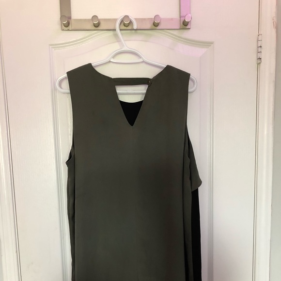 A Black and green blouse - Picture 3 of 4